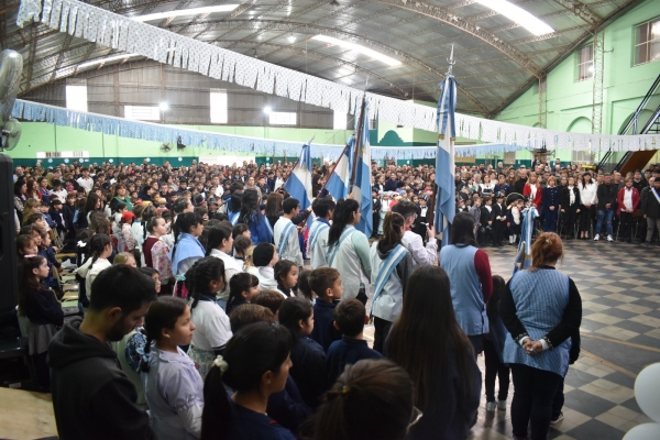 Se realizó el acto oficial del 25 de Mayo en el colegio Cayetano Errico